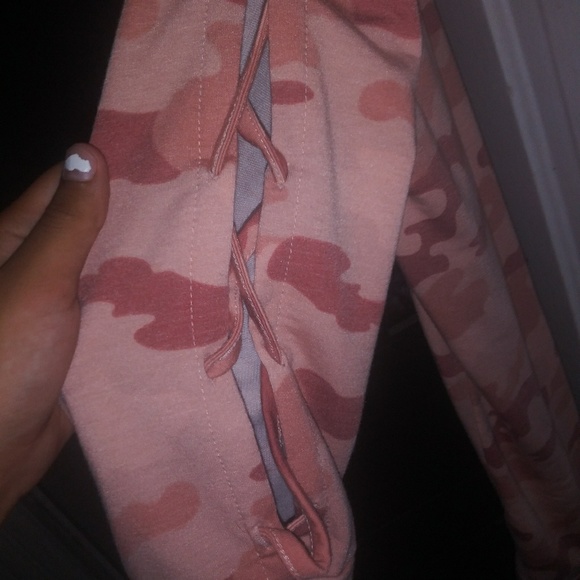 3/4 sleeve with cross straps down the arms - Picture 2 of 3